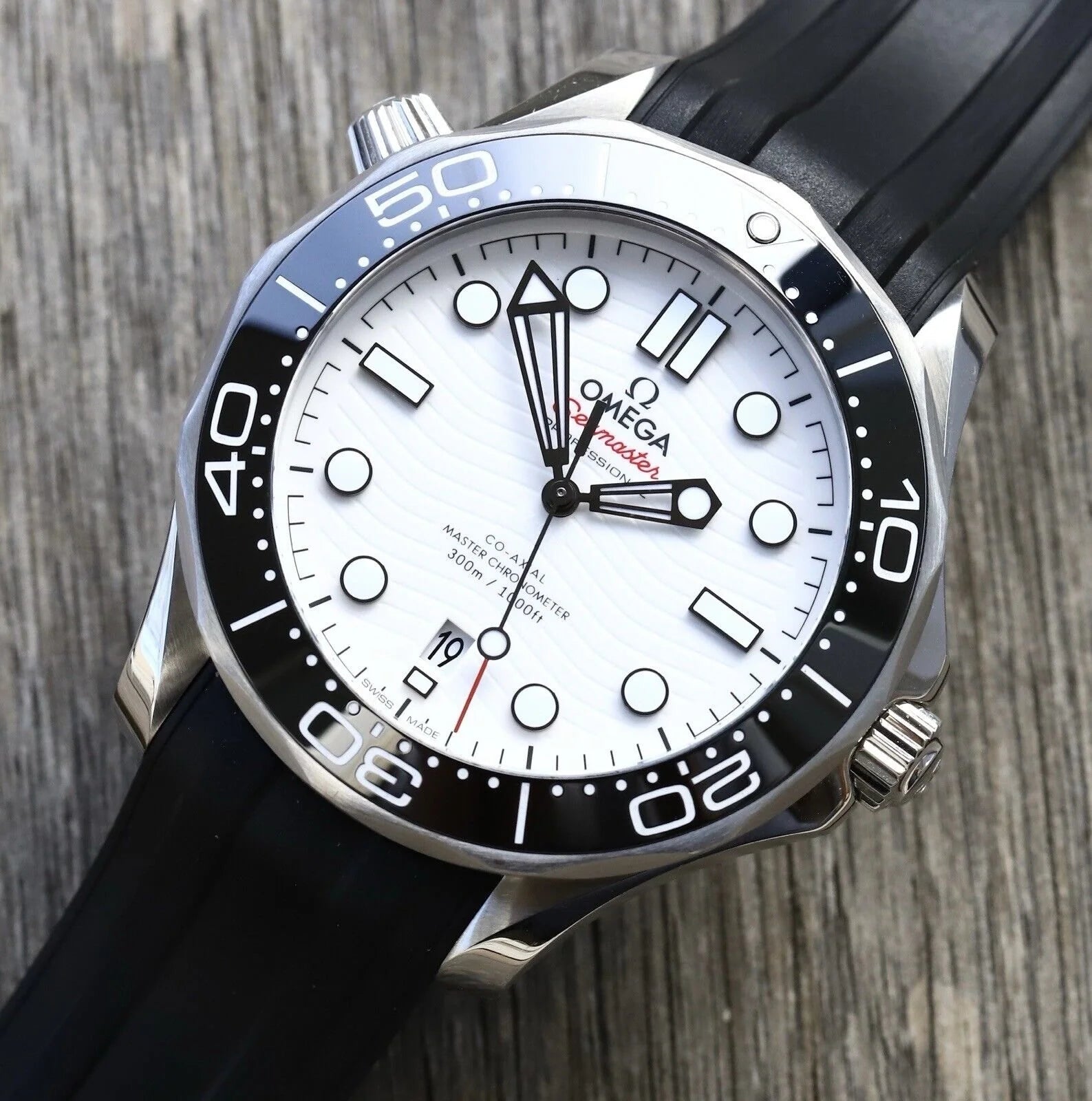 seamaster diver wave-pattern dial